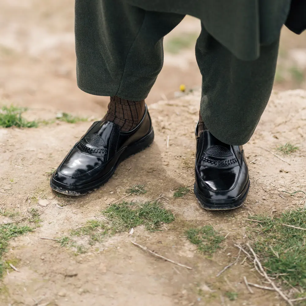 Polished black Peshawari chappals