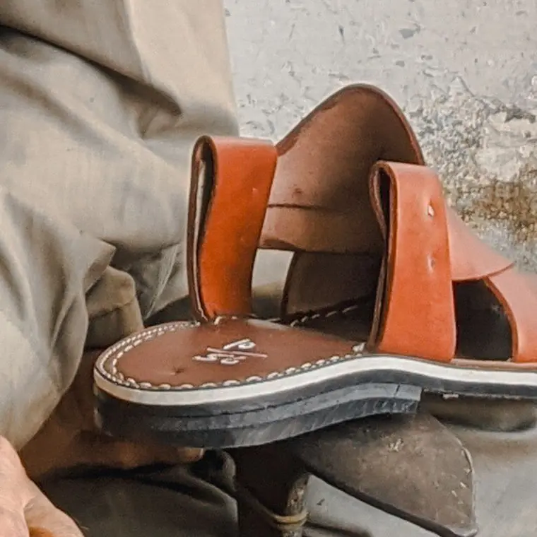 Tan Peshawari chappal on the karigar’s bench